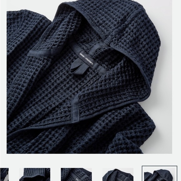 Onsen’s crazy absorbent, extra soft waffle weave in a robe made for lounging. - Picture 5 of 7